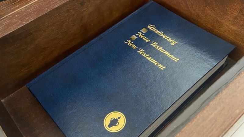 Qual a origem das bibiias deixadas em hotel - imagem